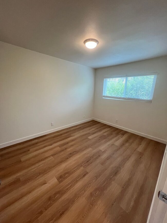 Building Photo - Charming One Bedroom Upstairs Apartment