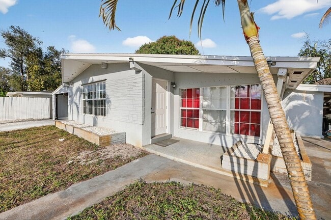 Building Photo - 108 SW 24th Ave