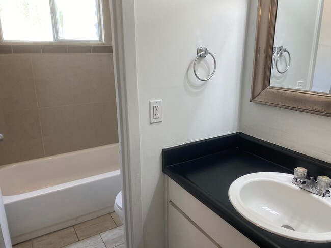 Building Photo - Great one bedroom in Hyde Park!