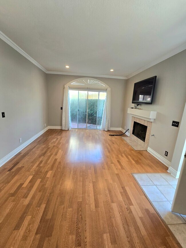 Building Photo - Large and spacious 3 bedroom townhouse with garage!