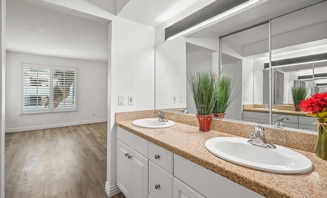 Building Photo - Beautifully upgraded 2 bedroom, 2 bath con...