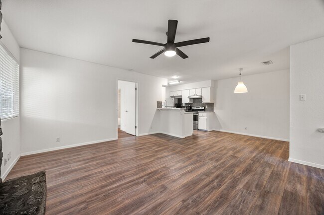 Building Photo - ** 2 Weeks Free!** Spacious 3-Bedroom Town...