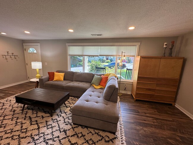 Building Photo - Luxury Furnished Rental in Milwaukie