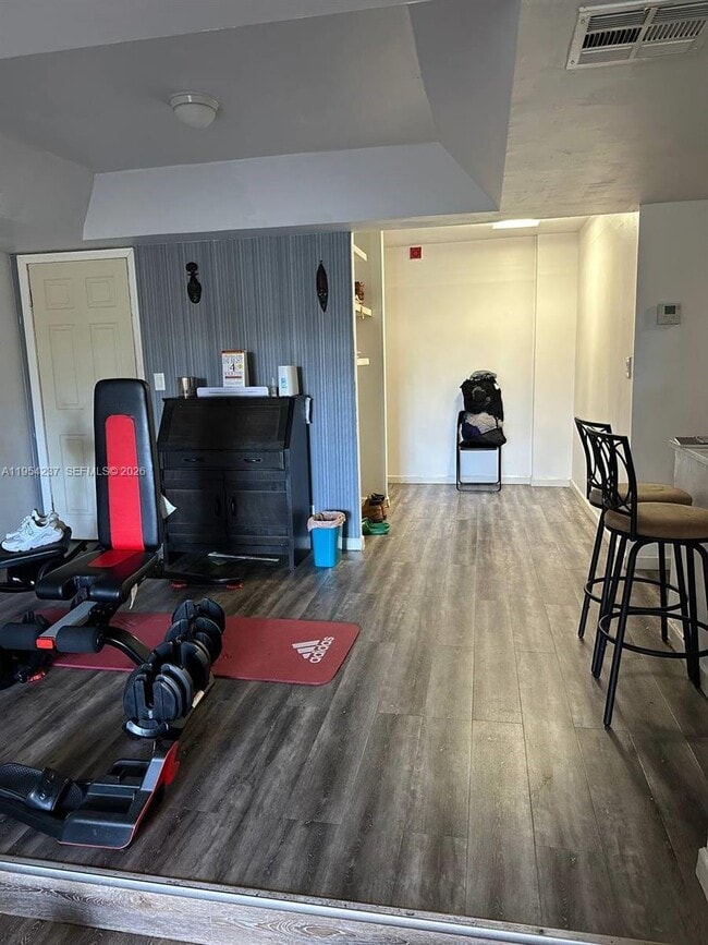 Building Photo - 3720 Inverrary Dr