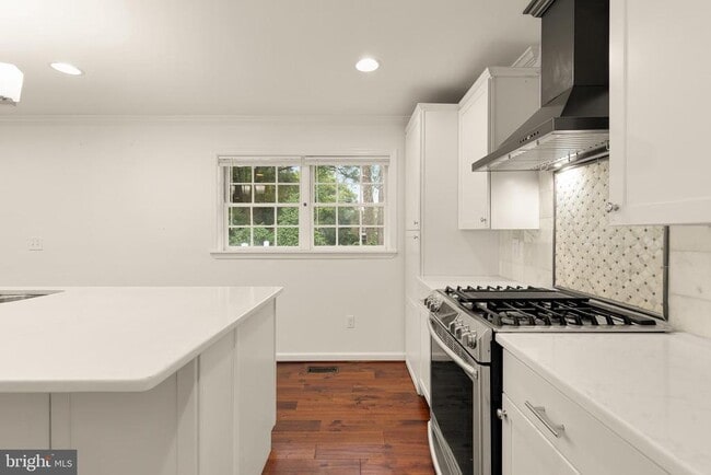 Building Photo - 6203 Hardy Dr