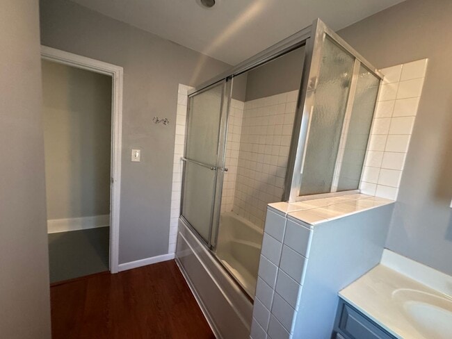 Building Photo - 3 bedroom 1 bath home with a sunroom in Davenport