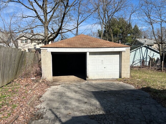 Building Photo - SOUTH 4 BEDROOM HOME