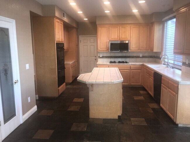 Building Photo - 4 Bed | 3 Bath | 2658 SF |Two Story | 3 car garage home | Tenant pays $200 for WS&G