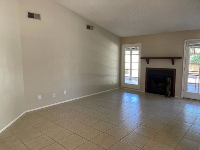 Building Photo - Phoenix 3 Bed, 2 Bath Home with Single Story