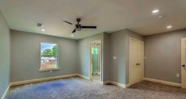 Building Photo - MOVE IN READY