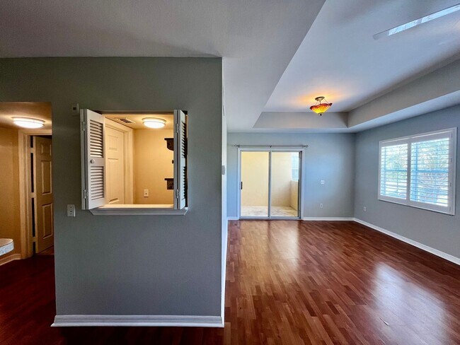 Building Photo - 1/1 unit available now for annual lease