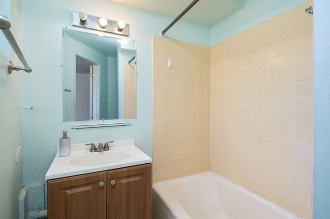 Building Photo - 134 Kapahulu Ave