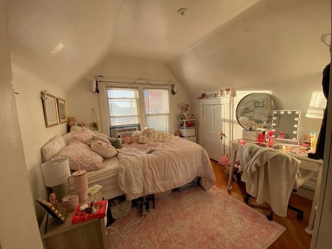 Building Photo - $6,000 | 8 Bedroom, 4 Bathroom Multi Floor...