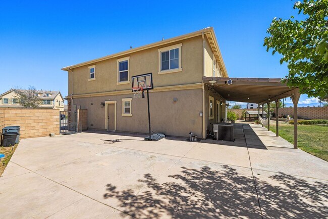 Building Photo - 4 bedrooms / 3 bathroom OPEN floor plan HOUSE for rent in LANCASTER