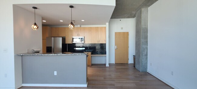 Building Photo - Modern Corner Unit 1BR Condo in Midtown with Skyline Views