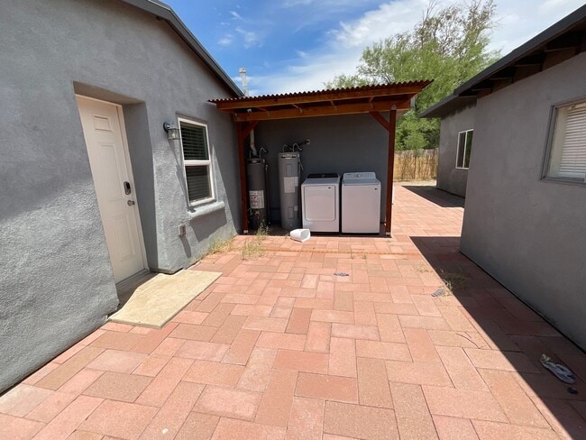 Building Photo - Central Tucson, close to University of Ari...