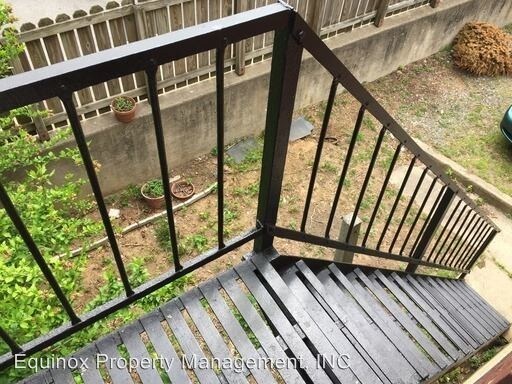 Building Photo - 636 N New St