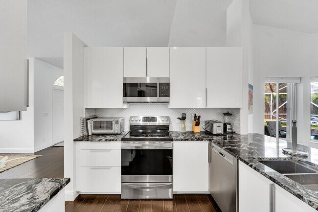 Building Photo - 945 Sunflower Ave