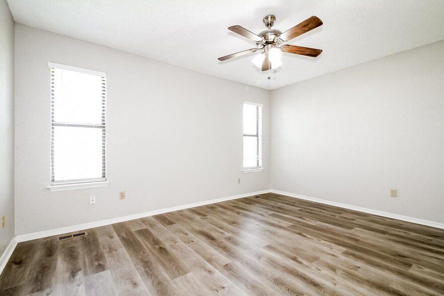 Building Photo - 1353 Oswego Dr