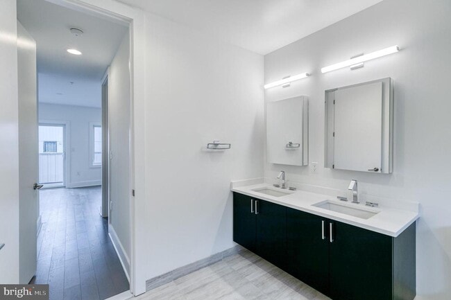 Building Photo - Northern Liberties Townhome with Parking