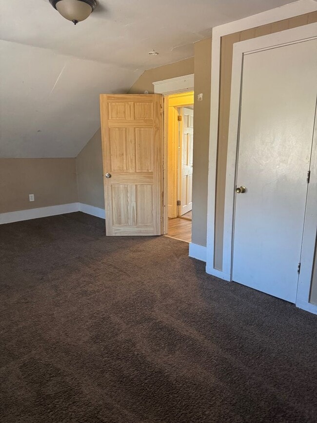 Building Photo - Charming 3-Bedroom Property in Prime Location