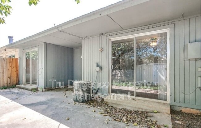 Building Photo - 210 Kathleen Dr