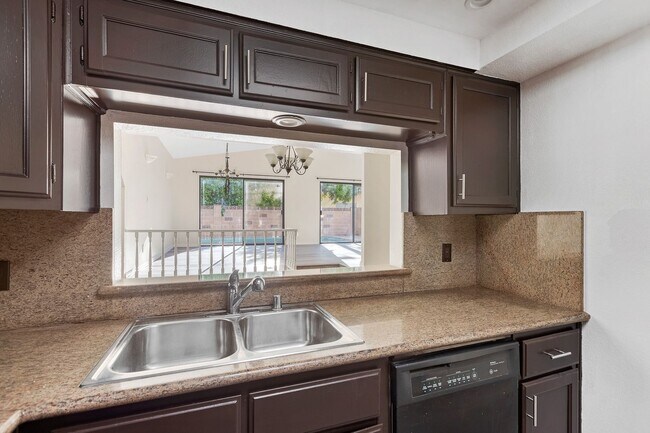 Building Photo - Gorgeous 4-Bedroom Pool Home South of the ...