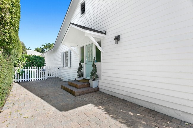 Building Photo - 211 Miraflores Dr