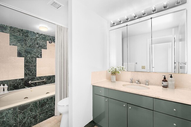 Building Photo - 43 W 61st St