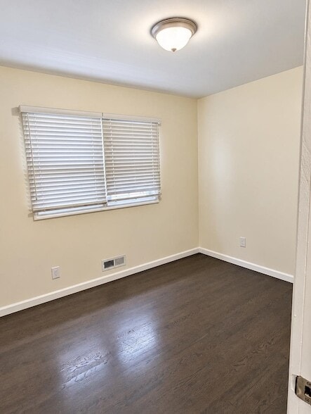 Building Photo - 275 Maple St