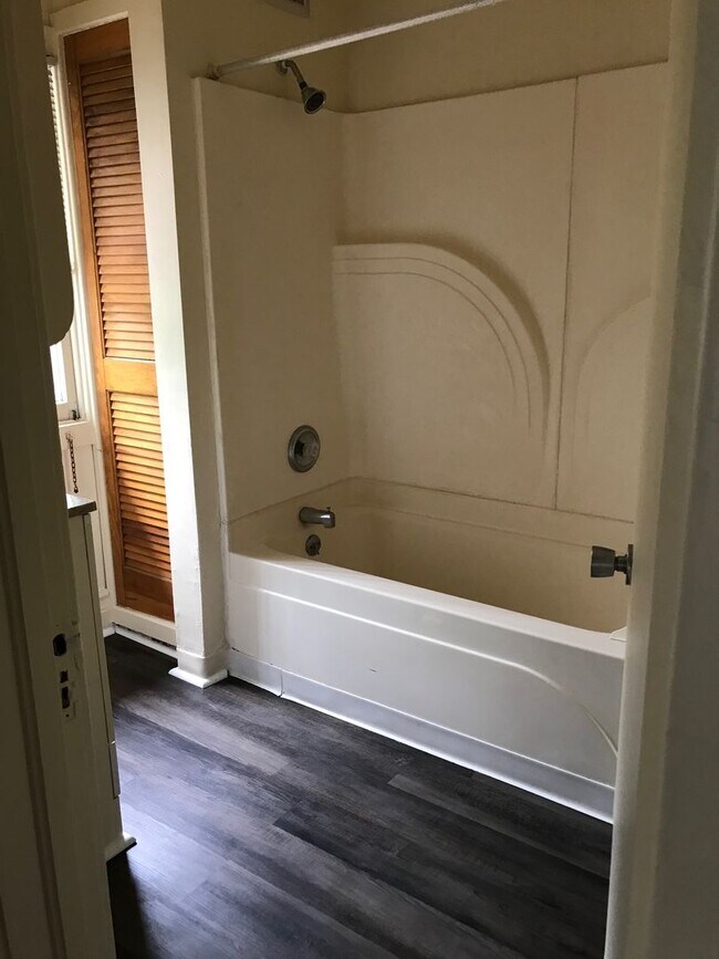 Building Photo - 7 Bedroom 3 Bathroom Unit with Updates! Available May 16th 2026