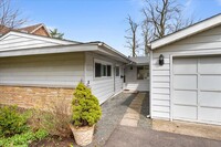 Building Photo - 130 Lockerbie Ln