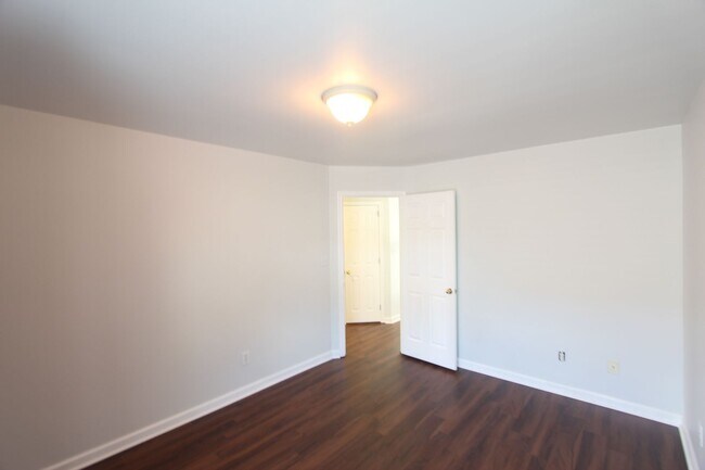 Building Photo - 4 Bedroom 2.5 Bath Lake Cyrus Beauty LOADE...