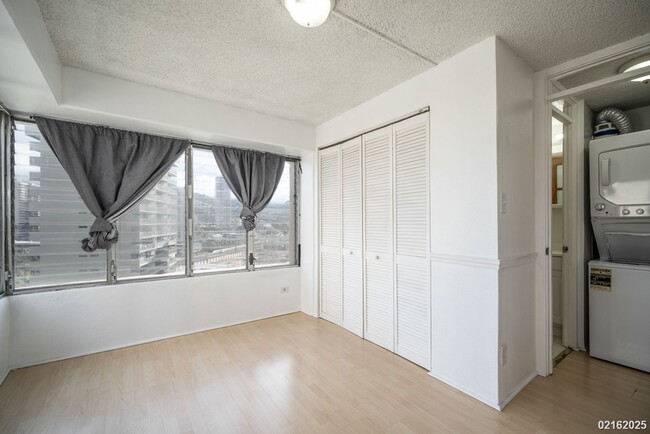 Building Photo - BEAUTIFULLY UPGRADED 1BR/1BA/1PKG WITH WRA...