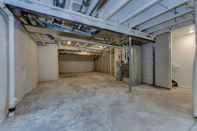 Building Photo - Beautiful 4 bed, 3 bath Townhome with 2 car garage ready for move in!