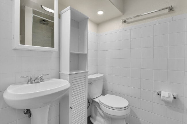 Building Photo - 3 Bedroom 2 Bathroom Home Available August 7th!
