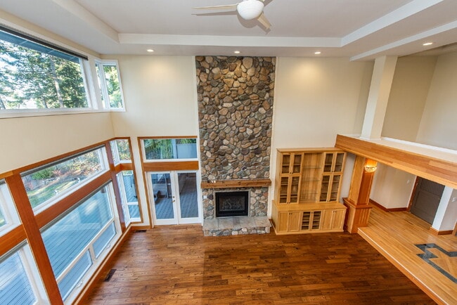 Building Photo - Beautiful Custom Home Overlooking Sequim Bay
