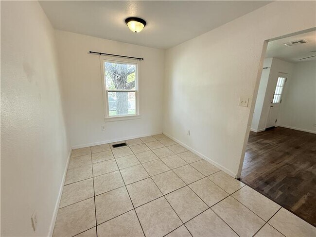 Building Photo - 1004 S 3rd St