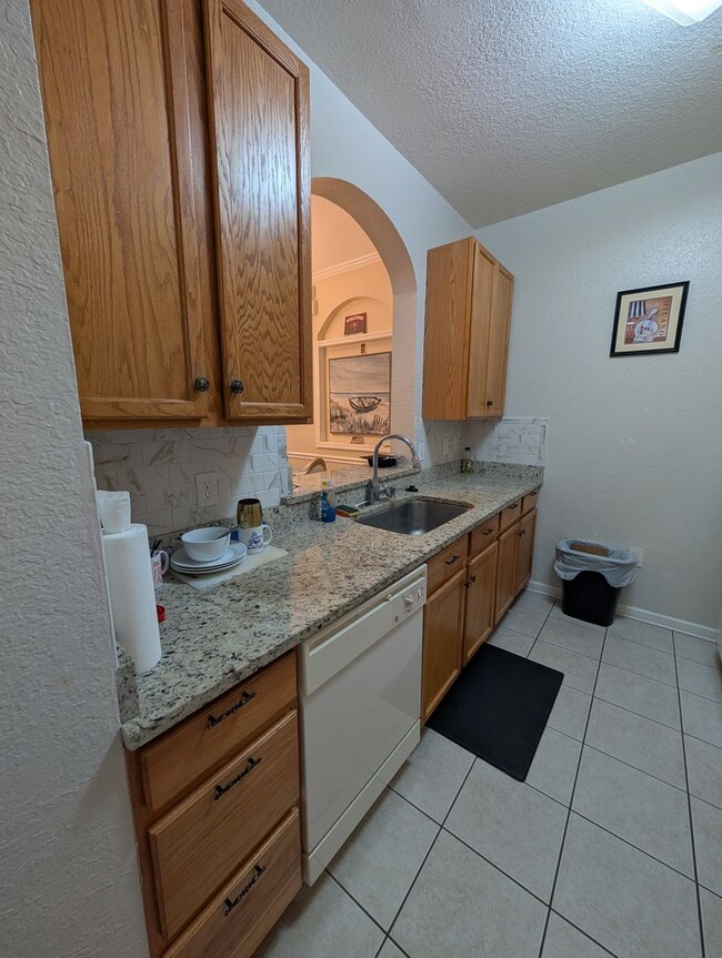 Building Photo - 3 Bedrooms 2 baths Immaculate condominium