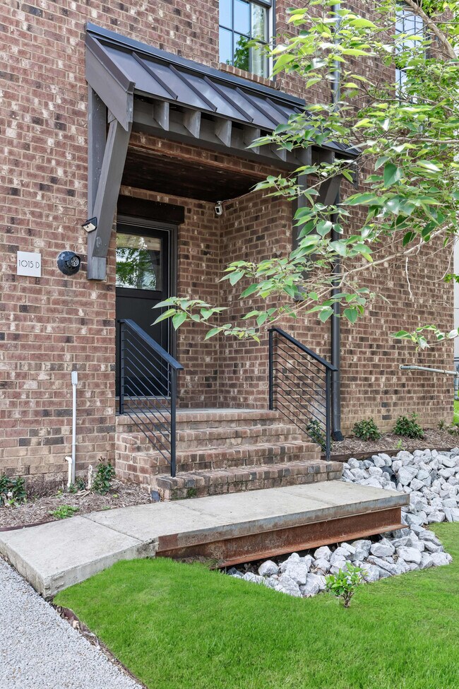 Building Photo - 1015D 12th Ave S