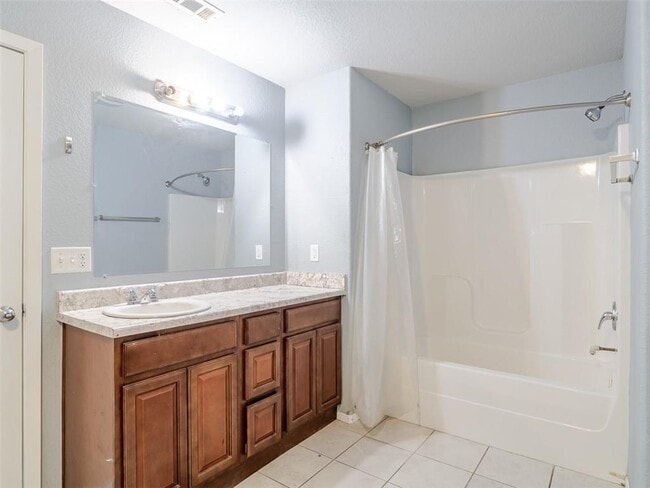 Building Photo - 904 SW Green World St