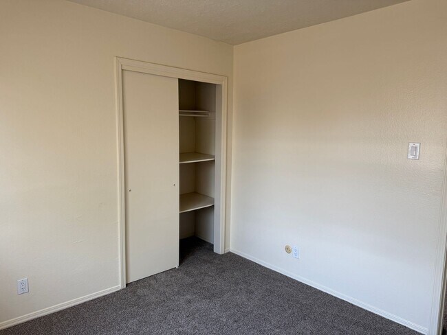 Building Photo - Great location.  4 Br, 1 3/4 Ba, 2 living areas, spacious yard.