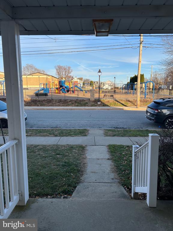 Building Photo - 424 Center St