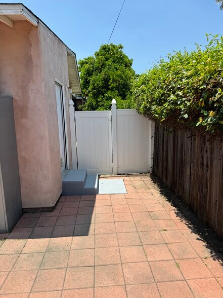 Gate to side yard - 2920 S Sycamore Ave