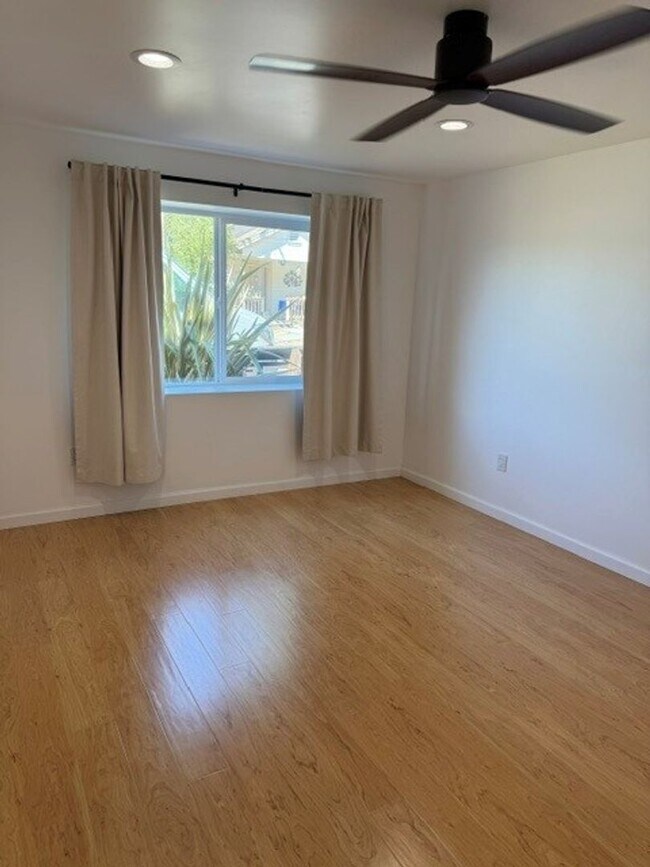 Building Photo - Charming 3 Bedroom, 2 Bathroom Home for Rent in Garberville  Non furnished Price $2,000. Furnishe...