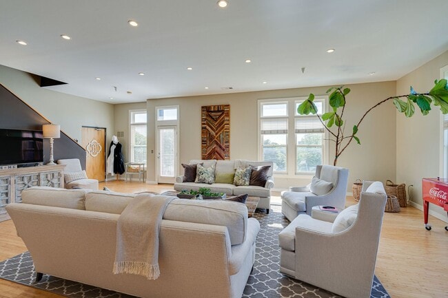 Building Photo - Stunning 3BR/2.5BA Condo in Prime Belmont/...