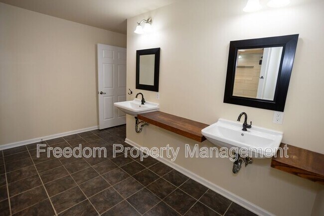 Building Photo - 5914 Ridge View Dr