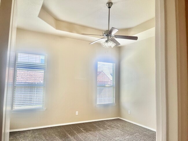 Building Photo - 2025 Lake Vista Dr