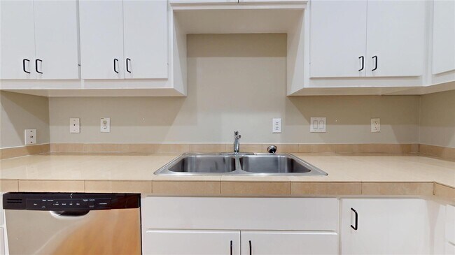 Building Photo - 8715 Meadowcroft Dr