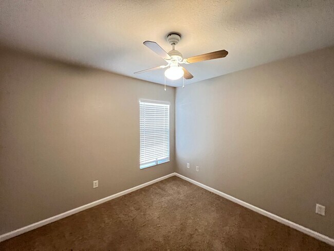 Building Photo - You’ve Found IT! Your Next Home! 4 Bedroom, 2 Bathroom in Ocala — $500 Off a Month’s Rent!!!